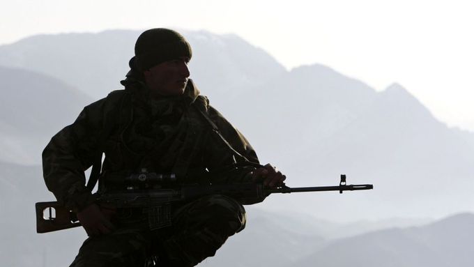 Turecký voják hlídkuje v provincii Sirnak.