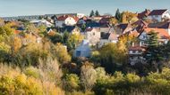 „Klientka je moje kamarádka a po prvním představení návrhu byla nadšená.
Jinak vnímal návrh její otec, který bydlí na pozemku nad domem v sadu. Myslím, že se do dnešního dne neztotožnil ani s návrhem, ani s realizací,“ říká Jan Šépka.