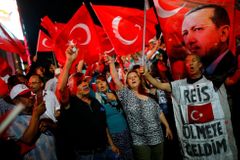Čistky v Turecku neberou konce. Teď se zaměřují na sympatizanty Kurdů
