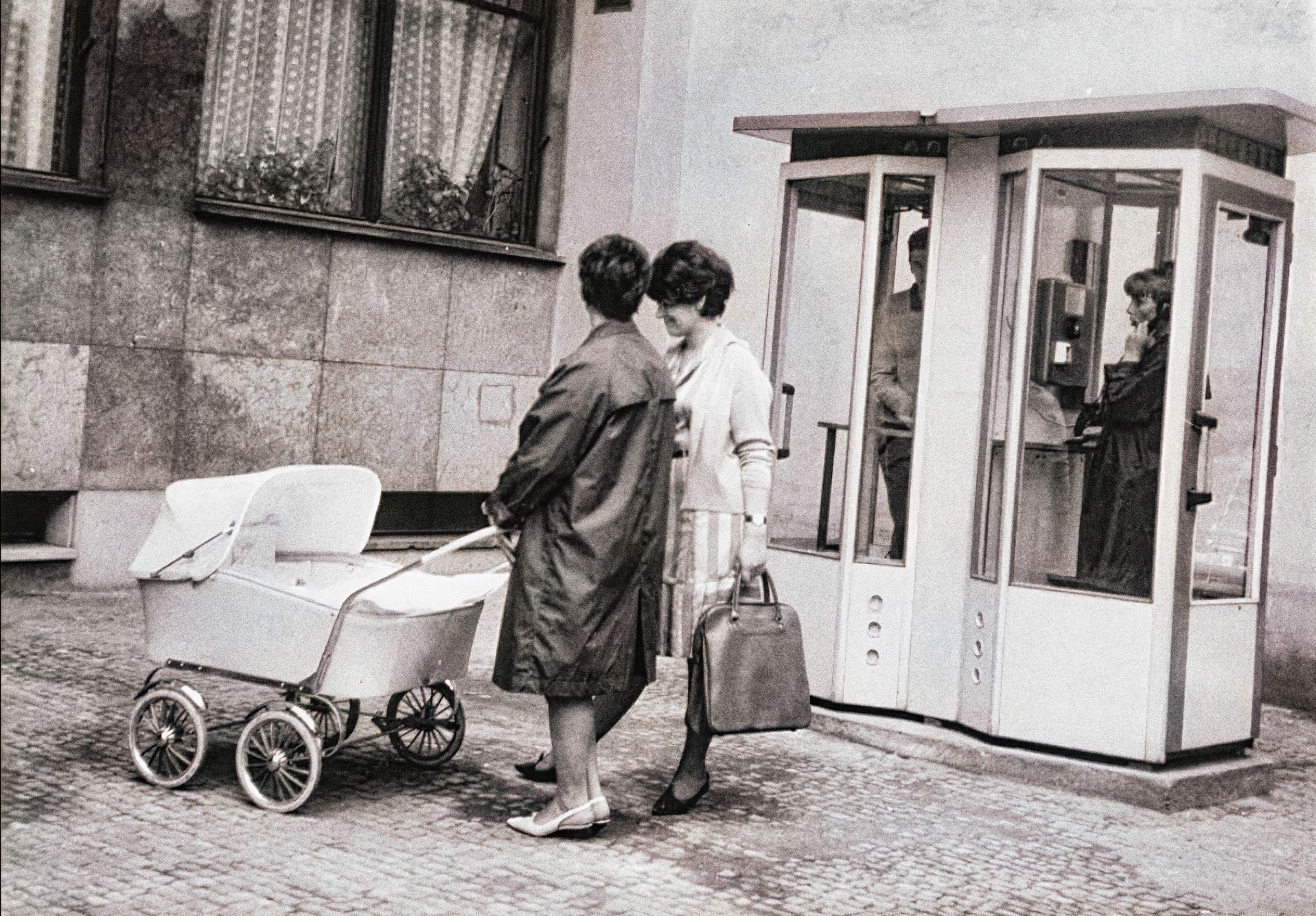 Telefonní budka, telefonní automat, telefon, telekomunikace, historie, ekonomika, domácí