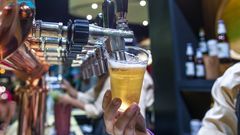 Číšník, hospoda, pivo