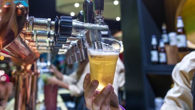 Sektor gastronomie bývá s šedou ekonomikou spojovaný nejčastěji, jelikož je nejviditelnější. Ale největší podíl šedé ekonomiky je jinde.
