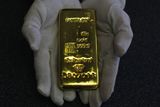 Zhruba před čtyřmi měsíci, během dalšího skokového nárůstu cen žlutého kovu, začala Česká mincovna obchodovat s investičním zlatem ve formě slitků. Tato kilogramová cihla má hodnotu více než 1 milion korun a za poslední dva týdny se jich prodalo na 100 ks.
