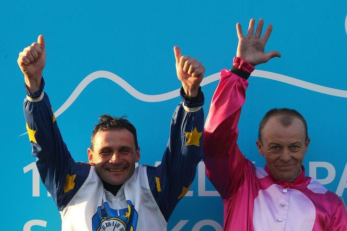 Velká Pardubice 2015: vítěz Marek Stromský na a Pavel Kašný