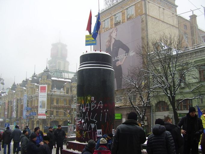 Bolševického předáka na podstavci nahradily vlajky Ukrajiny a Ukrajinské povstalecké armády.