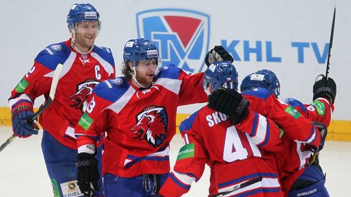 Hokejisté Lva Praha (zleva) Jiří Novotný, Jakub Voráček, Martin Škoula a Ondřej Němec slaví gól v utkání KHL proti SKA Petrohradu.