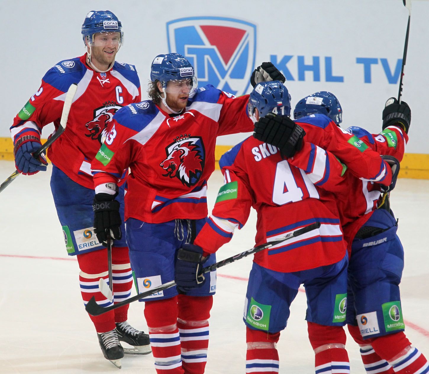 Hokejisté Lva Praha (zleva) Jiří Novotný, Jakub Voráček, Martin Škoula a Ondřej Němec slaví gól v utkání KHL proti SKA Petrohradu.