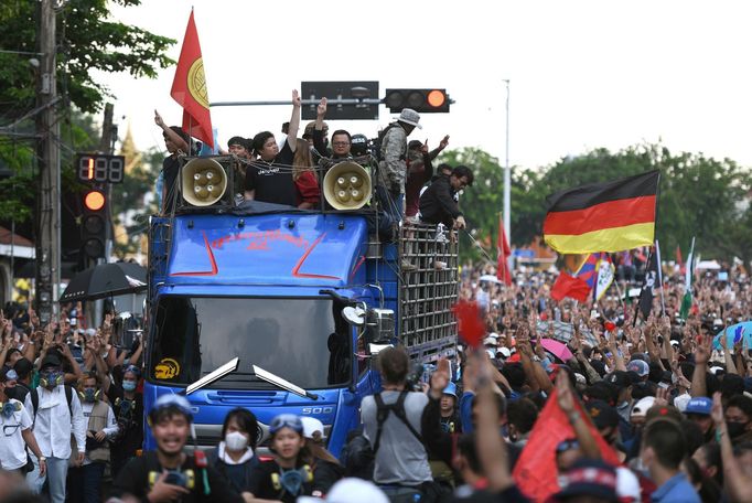 Tři prsty jako symbol kritiky monarchie a boje za demokracii.