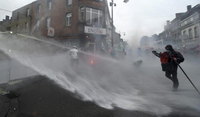 Arcelor Mittal workers from several Liege steel plants clash with riot policemen during a demonstration outside the Walloon Region parliament in Namur January 29, 2013. Arcelor Mittal, the world's largest steel producer, plans to shut a coke plant and six finishing lines at its site in Liege, Belgium, affecting 1,300 employees, the group said last week. REUTERS/Laurent Dubrule (BELGIUM - Tags: CIVIL UNREST BUSINESS COMMODITIES) Published: Led. 29, 2013, 1:13 odp.