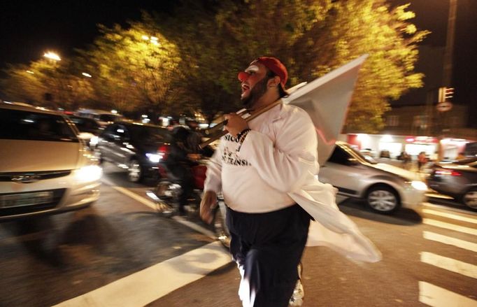 A member of the Traffic Psychologists performs in front of a traffic light in Sao Paulo July 23, 2012. Traffic Psychologists is a non-profit non-governmental organization which aims to humanize traffic and reduce the level of stress caused to drivers. Sao Paulo has more than 7 million vehicles, according to figures from the state transport authority Detran. Picture taken July 23, 2012. REUTERS/Nacho Doce (BRAZIL - Tags: TRANSPORT SOCIETY) Published: Čec. 24, 2012, 7:13 dop.