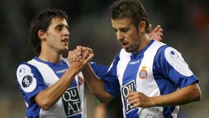 Hráči barcelonského Espanyolu Ferran Corominas (vlevo) a Luis Garcia slaví jedne ze šesti gólů v síti Zulte Waregemu.