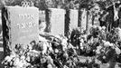 popis: Memorial ceremony for Israelis murdered during the 1972 Munich Olympic games, Tel Aviv, Israel - 12 Sep 1974 1974-09-12 00:00:00 Manadatory Credit: Photo by Yuval/Israel Sun / Rex Features (1476780a) Memorial ceremony for Marc Slavin, Amitzur Shapira, dre Spitzer, Kehat Shorr and Eliezer Halfin Memorial ceremony for Israelis murdered during the 1972 Munich Olympic games, Tel Aviv, Israel - 12 Sep 1974