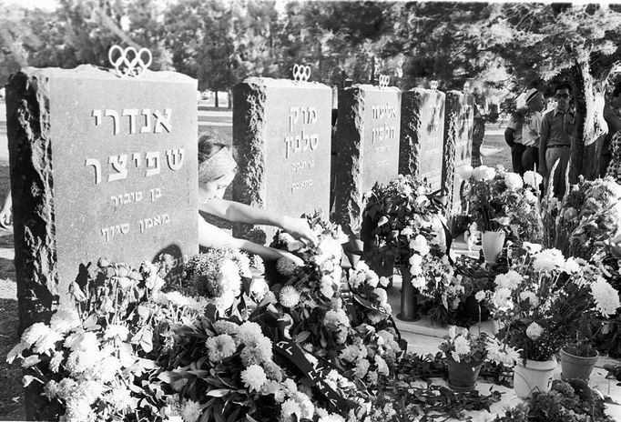 popis: Memorial ceremony for Israelis murdered during the 1972 Munich Olympic games, Tel Aviv, Israel - 12 Sep 1974 1974-09-12 00:00:00 Manadatory Credit: Photo by Yuval/Israel Sun / Rex Features (1476780a) Memorial ceremony for Marc Slavin, Amitzur Shapira, dre Spitzer, Kehat Shorr and Eliezer Halfin Memorial ceremony for Israelis murdered during the 1972 Munich Olympic games, Tel Aviv, Israel - 12 Sep 1974