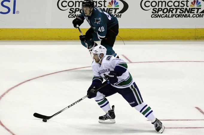 NHL: San Jose - Vancouver: Tomáš Hertl (48) - Yannick Weber