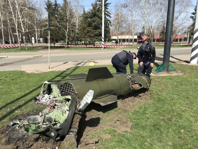 Střela dopadla i na průmyslové město Kramatorsk na východní Ukrajině. Muž zkoumá její zbytky poblíž nádraží.