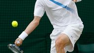 Český tenista Tomáš Berdych odvrací míč ve čtvrtfinále Wimbledonu s Rafaelem Nadalem. Český hráč prohrál ve třech setech.