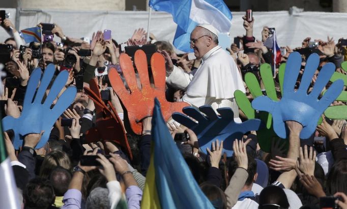 Pope Francis arrives in Saint Peter's Square for his inaugural mass at the Vatican, March 19, 2013. Pope Francis celebrates his inaugural mass on Tuesday among political and religious leaders from around the world and amid a wave of hope for a renewal of the scandal-plagued Roman Catholic Church. REUTERS/Max Rossi (VATICAN - Tags: RELIGION POLITICS) Published: Bře. 19, 2013, 8:39 dop.