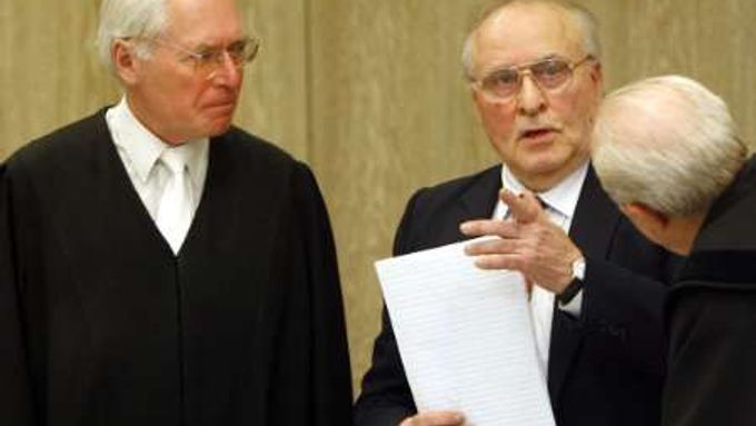 Ernst Zündel (uprostřed) během soudního procesu