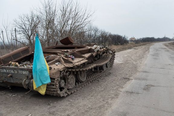 Zničený ukrajinský tank v jedné vesnici nedaleko fronty.