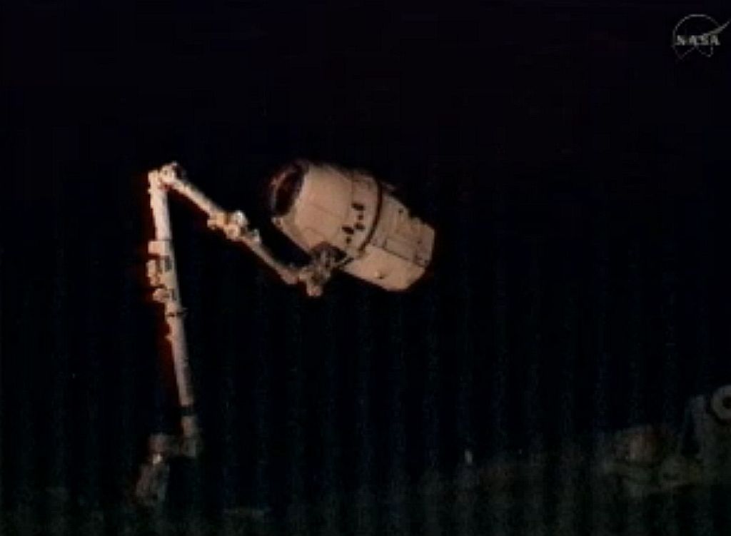 Posádka ISS zachytila soukromý modul Dragon