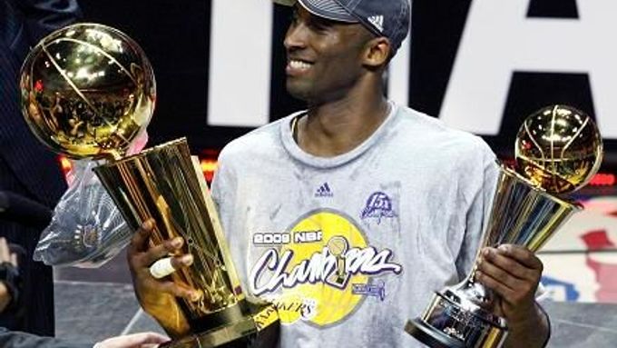 Kobe Brynat držel trofej pro mistra NBA naposledy v roce 2010. Od té doby se jeho Lakers propadají do hluboké krize.