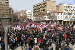 Nepokoje v Kosovu. Srbové obsadili soudní budovu OSN