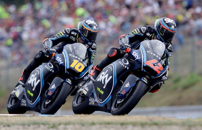 Francesco Bagnaia (42) a Luca Marini v závodě Moto2 v Brně 2018.