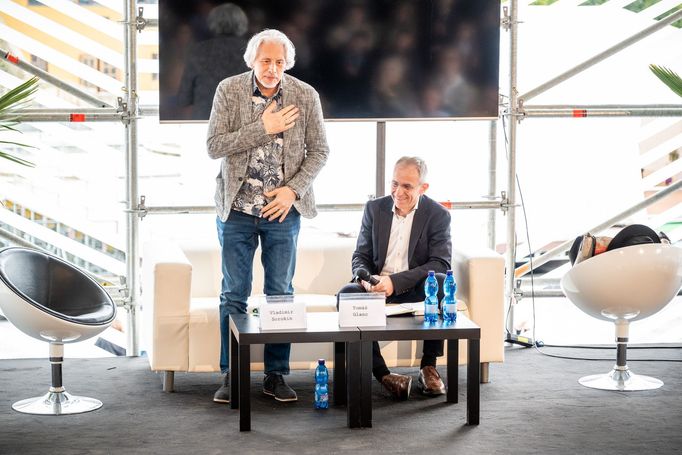 Debatu s Vladimirem Sorokinem (vlevo) moderoval rusista Tomáš Glanc.