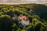 Hrad Valdštejn je nejstarším hradem Českého ráje, založen byl kolem roku 1260. Přes léto se zde konají různé kulturní akce i tematické prohlídky. Spousta je toho k vidění i v okolí, vydat se můžete třeba na nedalekou rozhlednu Hlavatice.