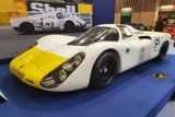 Ovšem nejdražší hvězdou pařížské aukce bylo závodní Porsche 907 se šasi číslo 031 (předposlední vyrobený kus) s 2,2litrovým osmiválcem v útrobách. Auto, které se třikrát zúčastnilo čtyřiadvacetihodinovky Le Mans mezi lety 1970 a 1972 a mezi lety 1968 a 1973 mnoha dalších závodů, změnilo majitele za 4,39 milionu eur. Přitom odhad byl dokonce ještě výš, mezi čtyřmi a šesti miliony evropské měny. Jedno z údajně 21 vyrobených aut, dokonce jen dvanácti s krátkou zadní částí, prošlo důkladnou renovací, rozhodně tedy novému majiteli ostudu dělat nebude. Ve společnosti křiklavě červených Ferrari přitom působí hodně nenápadně.