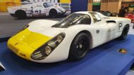 Ovšem nejdražší hvězdou pařížské aukce bylo závodní Porsche 907 se šasi číslo 031 (předposlední vyrobený kus) s 2,2litrovým osmiválcem v útrobách. Auto, které se třikrát zúčastnilo čtyřiadvacetihodinovky Le Mans mezi lety 1970 a 1972 a mezi lety 1968 a 1973 mnoha dalších závodů, změnilo majitele za 4,39 milionu eur. Přitom odhad byl dokonce ještě výš, mezi čtyřmi a šesti miliony evropské měny. Jedno z údajně 21 vyrobených aut, dokonce jen dvanácti s krátkou zadní částí, prošlo důkladnou renovací, rozhodně tedy novému majiteli ostudu dělat nebude. Ve společnosti křiklavě červených Ferrari přitom působí hodně nenápadně.