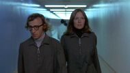 Diane Keatonová a Woody Allen ve sci-fi komedii Spáč (1973).