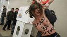 Aktivistka hnutí Femen "řádí" ve volební místnosti, kde hlasoval Vladimir Putin.