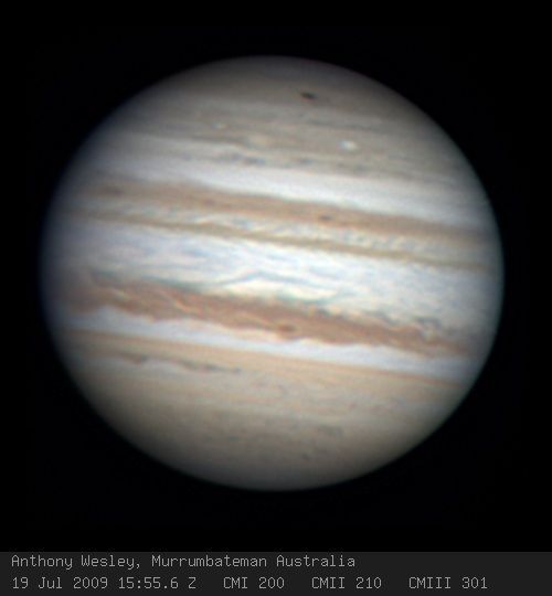 Snímek Anthonyho Wesleyho s místem dopadu asteroidu na Jupiter