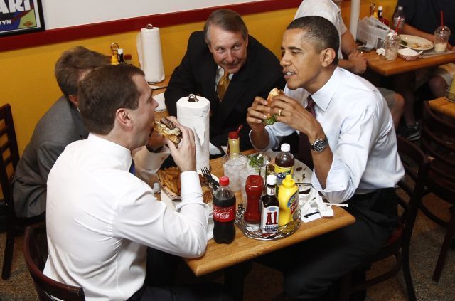 Dmitrij Medveděv a Barack Obama v restauraci Ray´s Hell, červen 2010.