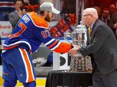 Edmontonský útočník Connor McDavid (97) přebírá trofej pro vítěze Západní konference NHL.