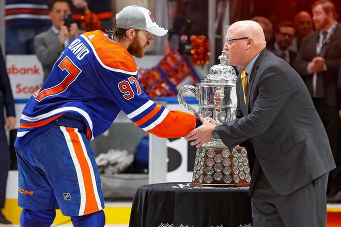 Edmontonský útočník Connor McDavid (97) přebírá trofej pro vítěze Západní konference NHL.