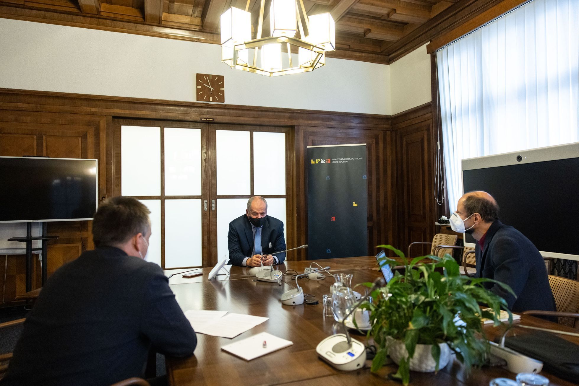 Ministr zdravotnictví Roman Prymula během ranního rozhovoru s novináři Týdeníku Respekt. 23. 10. 2020.
