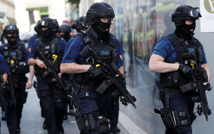 Ozbrojení policisté u Borough Market.