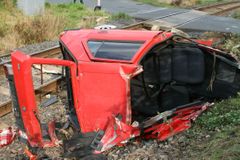Havarované auto skončilo na přejezdu