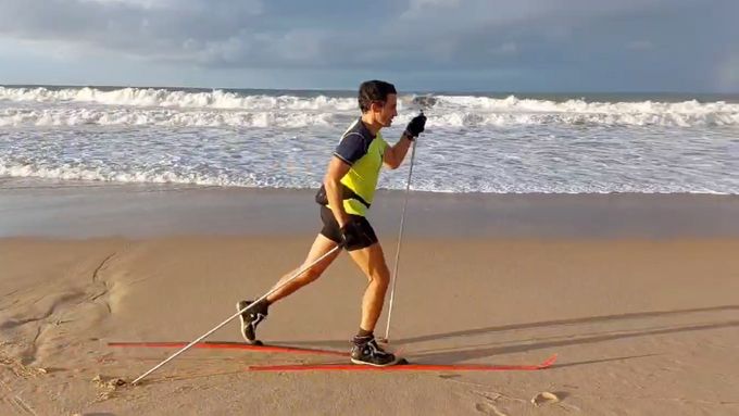 Portugalský lékař trénuje na olympiádu, místo na sněhu běžkuje na pláži