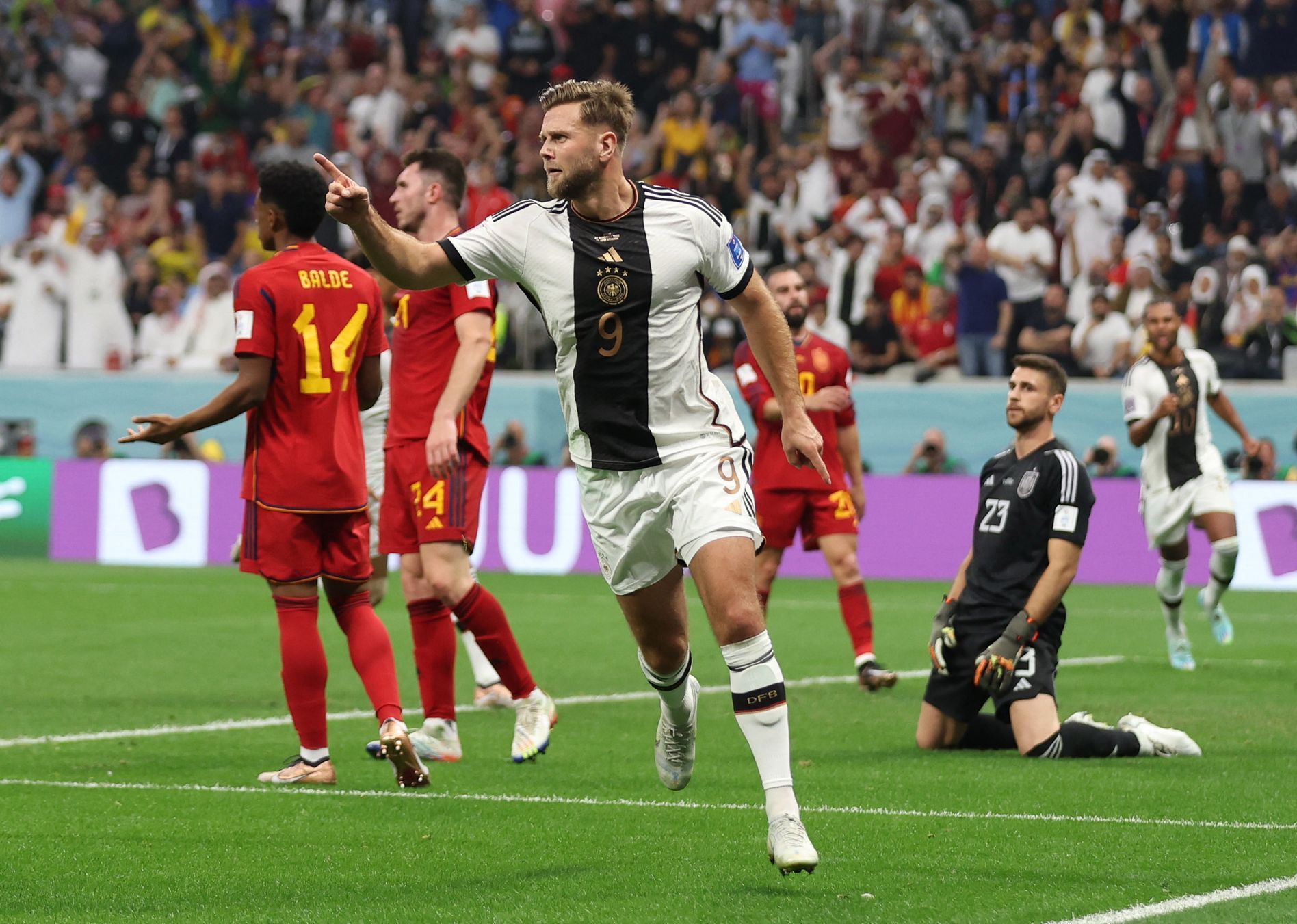Niclas Füllkrug slaví gól v zápase MS 2022 Španělsko - Německo