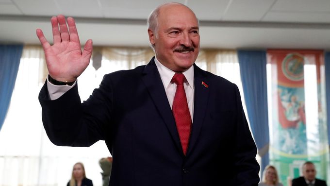 Běloruský prezident Alexandr Lukašenko se raduje z volebního vítězství prorežimních kandidátů