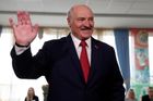 Volby v Bělorusku ovládli prorežimní kandidáti. Opozice mluví o předem daném výsledku
