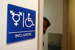 Transsexuálové vytáhli do boje za svobodný přístup na toalety. Pomáhají Springsteen i Ringo Star
