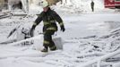 Chicago Fire Department Commander Joe Rimkus makes his way over debris as firefighters continue to battle a warehouse fire for a third day in Chicago January 24, 2013. Fire department officials said it is the biggest fire the department has had to battle in years and one-third of all Chicago firefighters were on the scene at one point or another trying to put out the flames. REUTERS/John Gress (UNITED STATES - Tags: DISASTER ENVIRONMENT) Published: Led. 24, 2013, 10:13 odp.