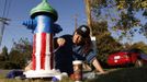 Connie Seay paints a patriotic theme onto a fire hydrant in Danville, Kentucky October 10, 2012. The Danville Arts Council was behind the "Adopt a Hydrant" scheme to show the town's enthusiasm for the upcoming vice presidential debate. U.S. vice presidential debates usually don't matter much, but the October 11 showdown held in the small town between Democratic incumbent Joe Biden and Republican challenger Paul Ryan could be an exception. REUTERS/Kevin Lamarque (UNITED STATES - Tags: POLITICS ELECTIONS USA PRESIDENTIAL ELECTION) Published: Říj. 10, 2012, 10:41 odp.