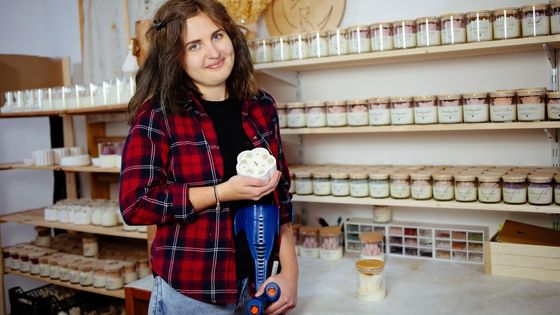 Ochrnula těsně před splněním snu. Nevzdala se a dnes vyrábí jedinečné svíčky