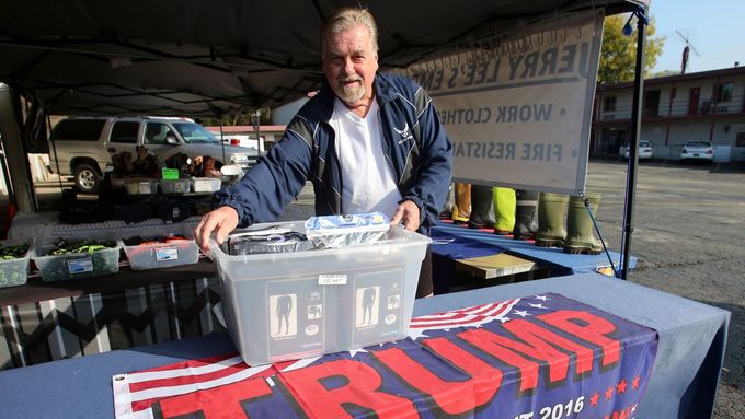 Jerry Lee z Waynesburgu ve svém stánku, kde prodává předměty spojené s Trumpem.