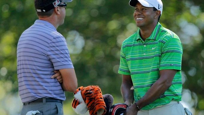 Tiger Woods (vpravo) má po dlouhé době důvod k úsměvům